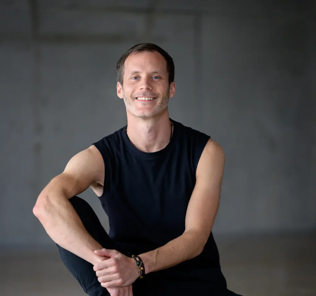Christopher Dearden professeur de yoga à Lyon