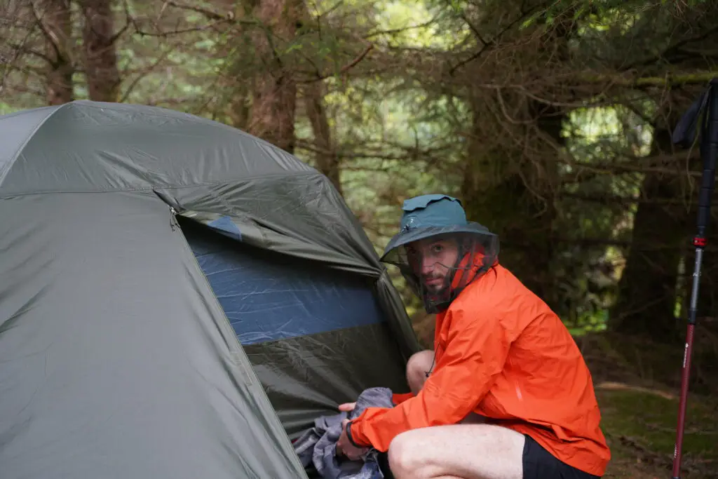 Face aux midges sur la West Highland Way avec la veste Helly Hansen Odin World Infinity