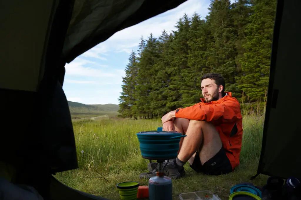 Nuit en tente sur la West Highland Way avec la Dans les forêts écossaises avec la Face aux midges sur la West Highland Way avec la veste Helly Hansen Odin