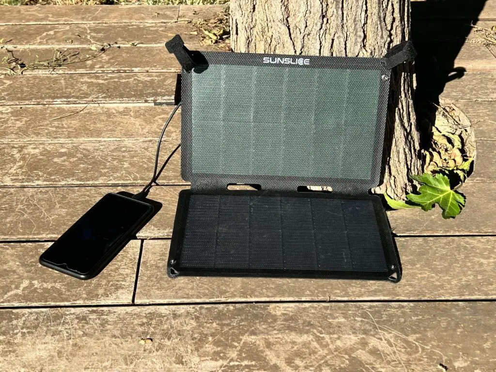 Recharge d'un iphone avec le panneau solaire sunslice