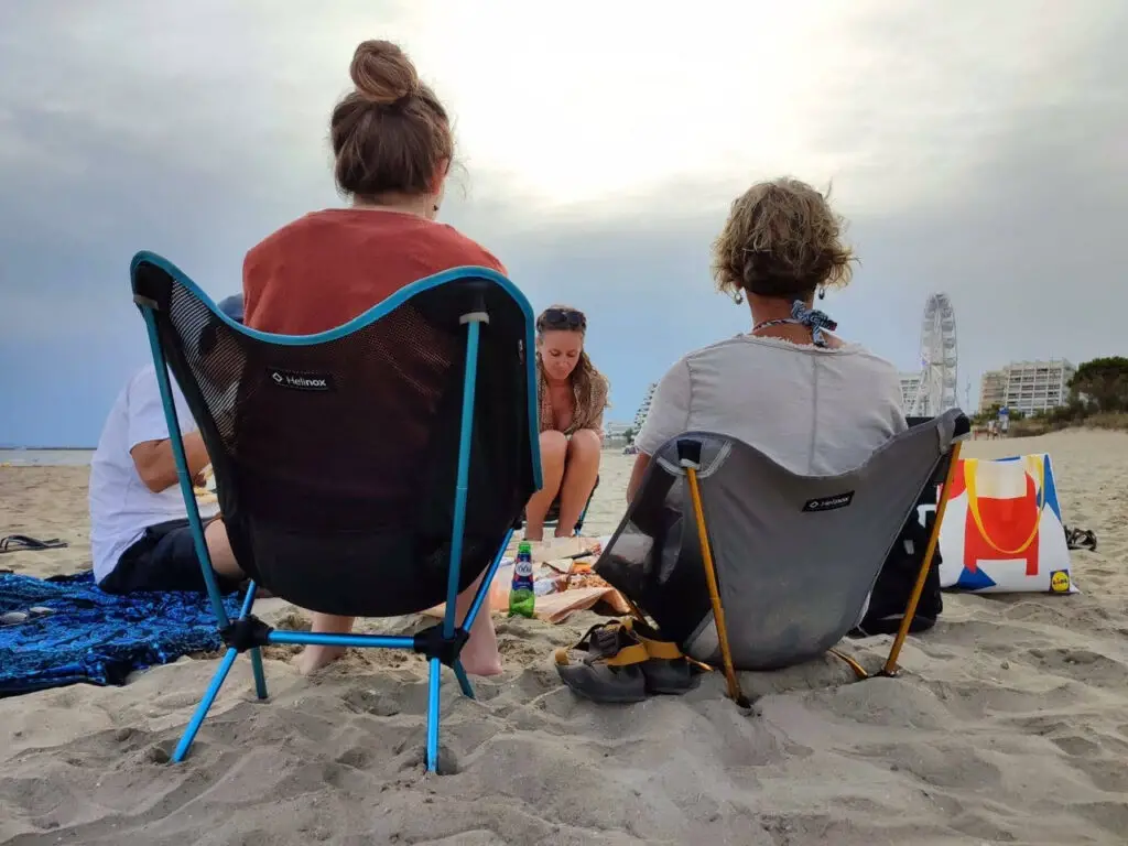 repas sur la plage à la grande motte avec les chaises Hélinox