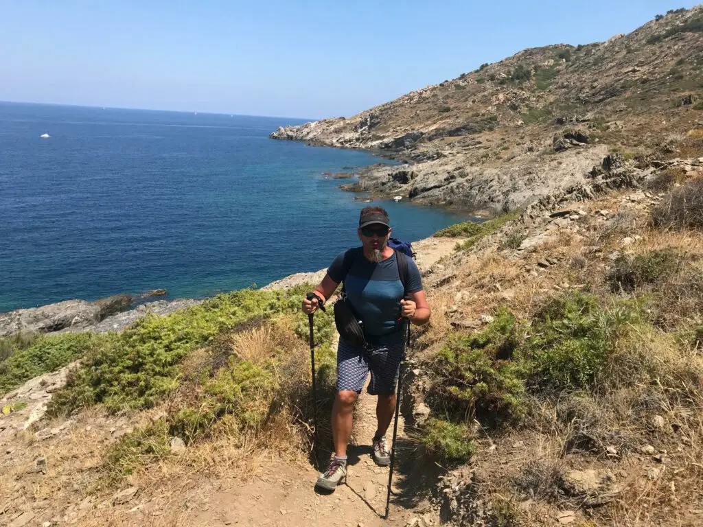 test de la chaussure garmont, t-shirt Devold of Norway et sacoche osprey sur l'itinéraire de collioure à cadaques