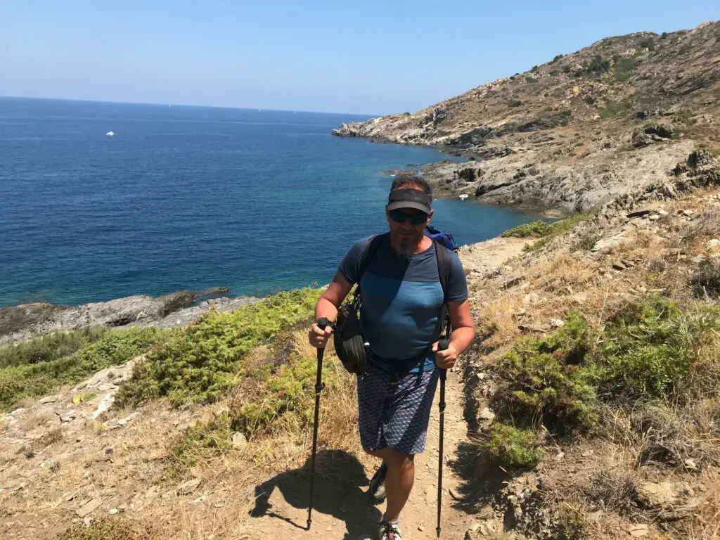 Test du t-shirt Devold of Norway et sacoche Osprey sur les sentiers de rando de collioure à Cadaquès