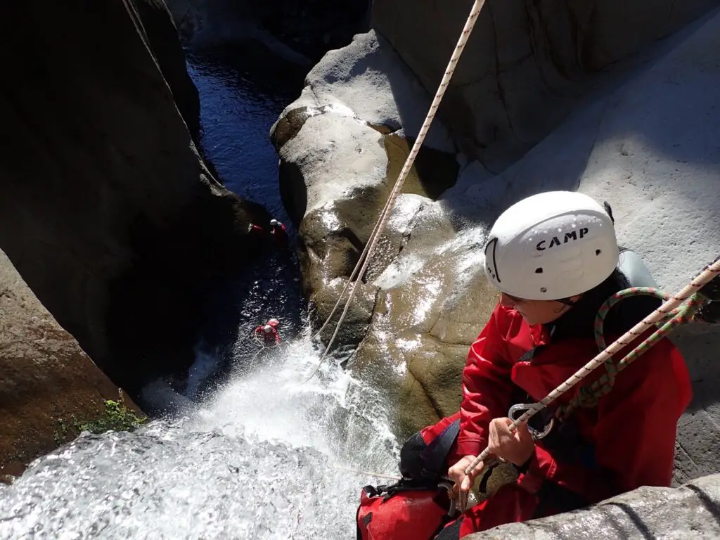 Descente en rappel dans le canyon de Fleur jaune à la réunion