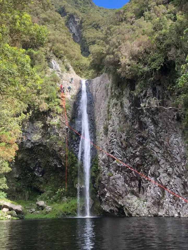 Rappel dans le canyon du bras noir à la réunion