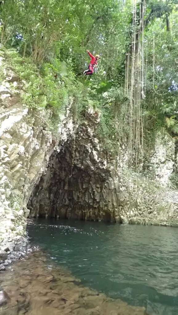 Saut au Canyon de la Rivière des roches à la réunion