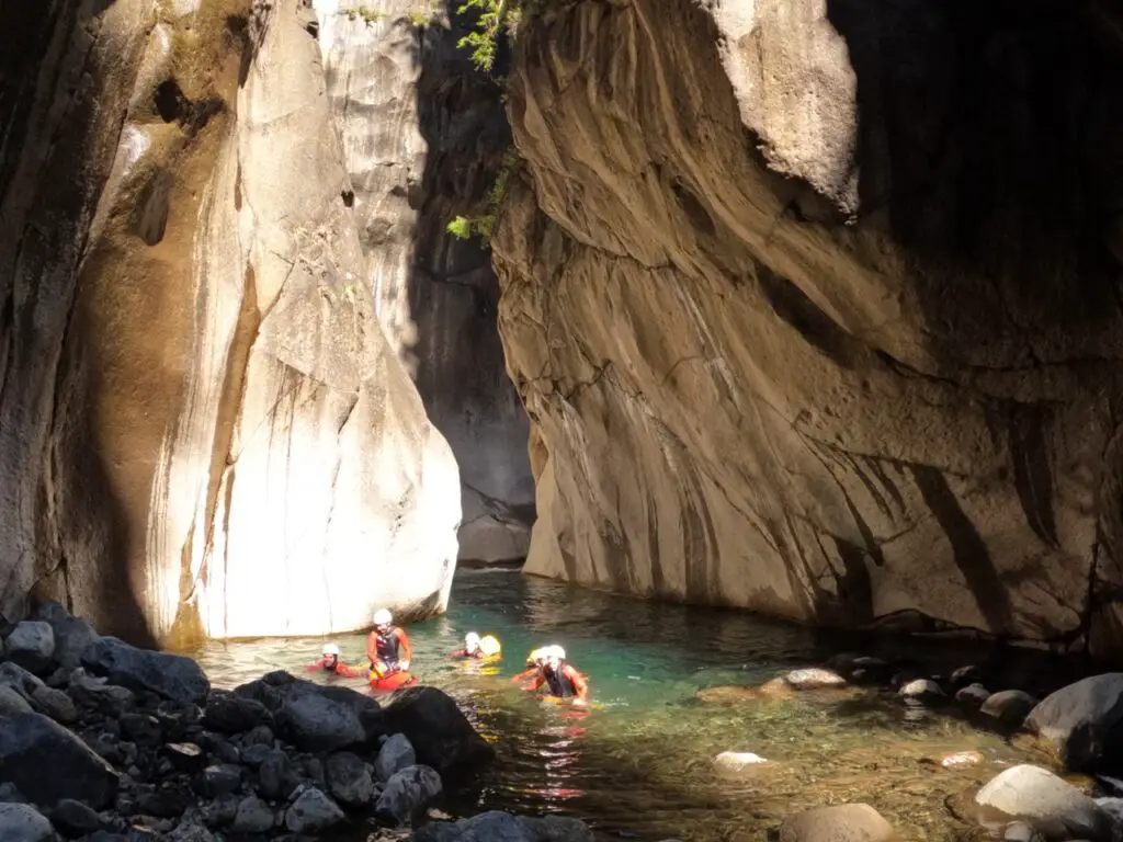 Trou blanc canyoning de la réunion