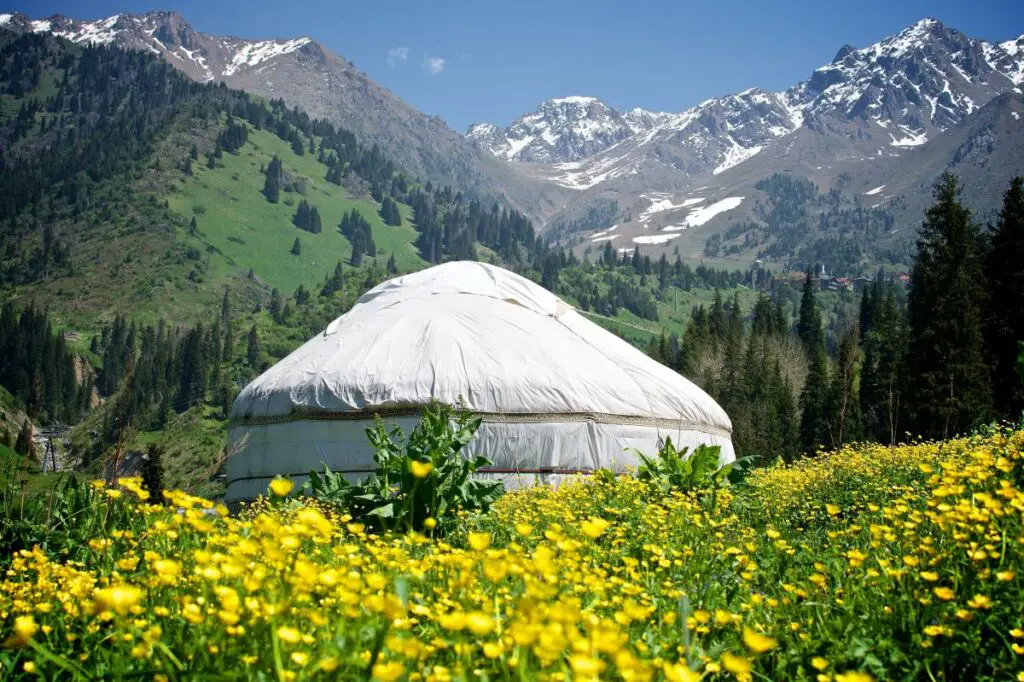 yourte aux pieds des montagnes