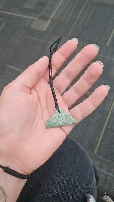 Collier en Pounamu ou pierre de jade ou greenstone en forme de queue de baleine en nouvelle zélande