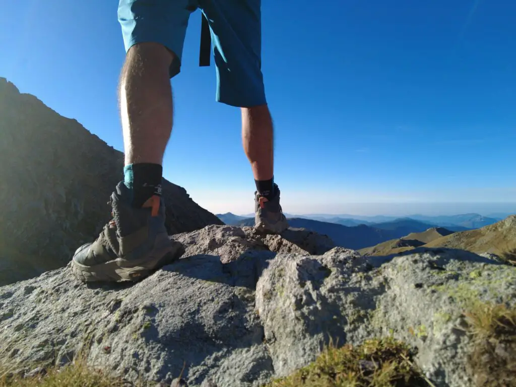 des chaussures évasées sur l'arrière