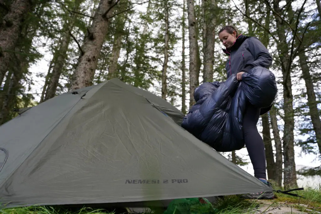 Duvet Mountain Equipment Firelite dans les forêts écossaises