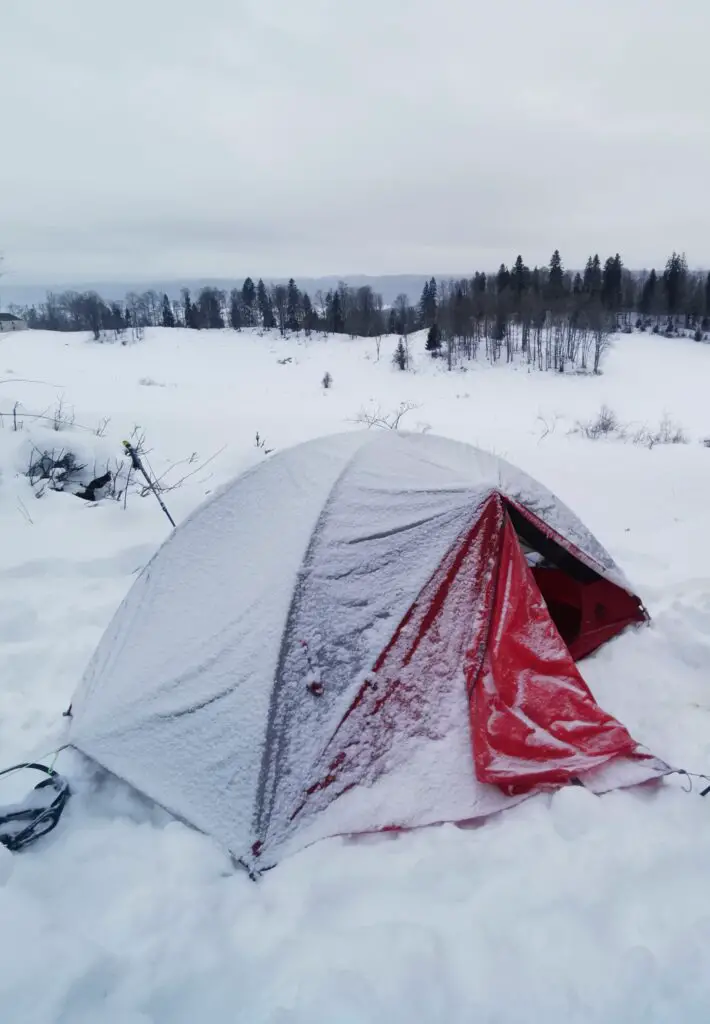Tente ZOIC 2 MSR sous la neige lors de la Grande Traversée Jura