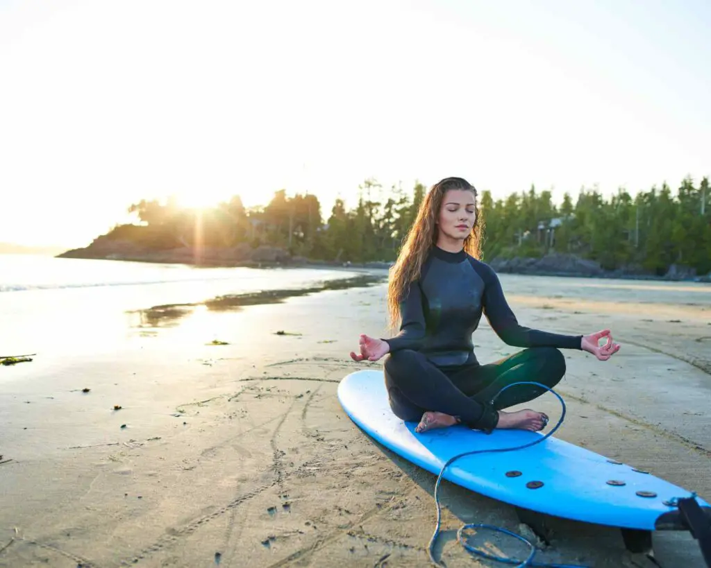 Méditation sur une planche de surf