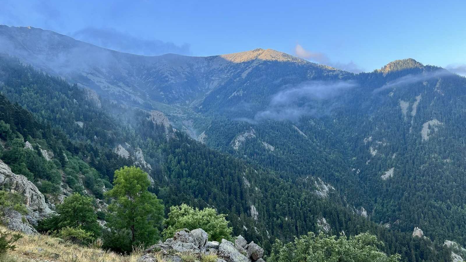 Tour du Canigou, paysage depuis la terrasse de la cabane bonne Aigue