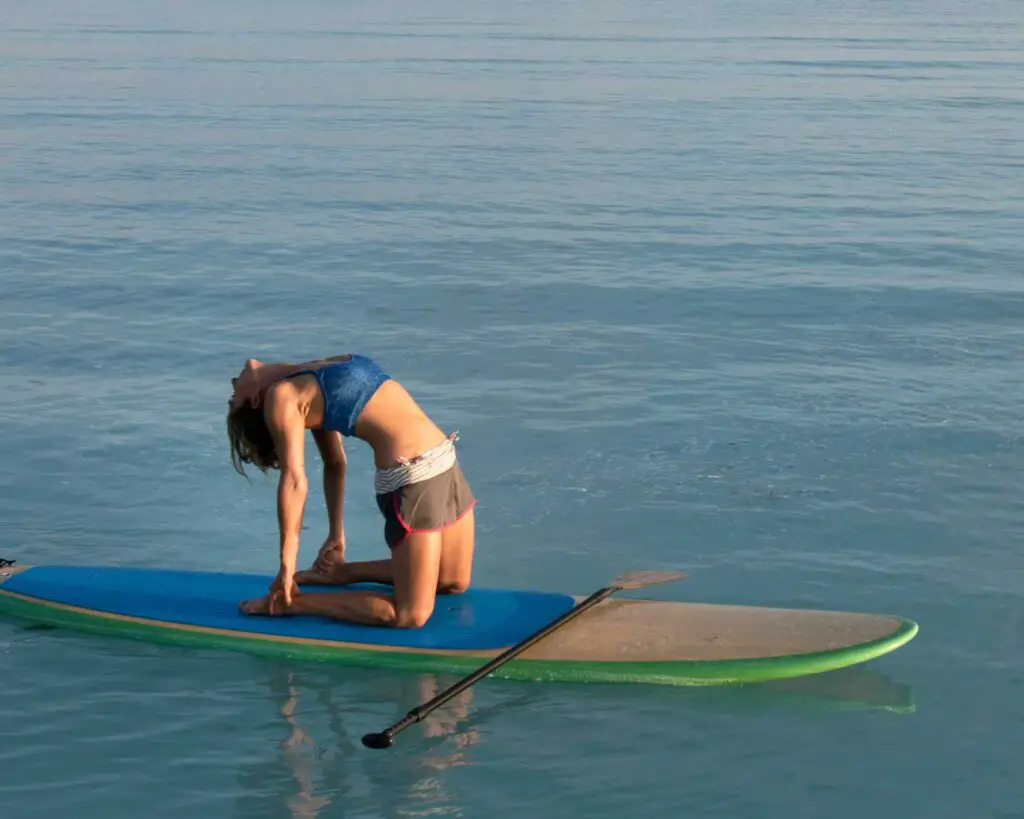 Paddle yoga  posture du chameau