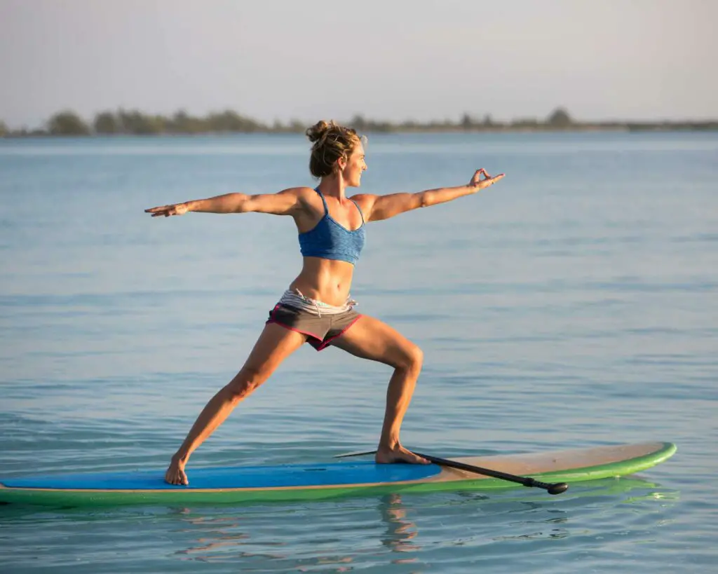 Posture de yoga Guerrier 2 sur Paddle
