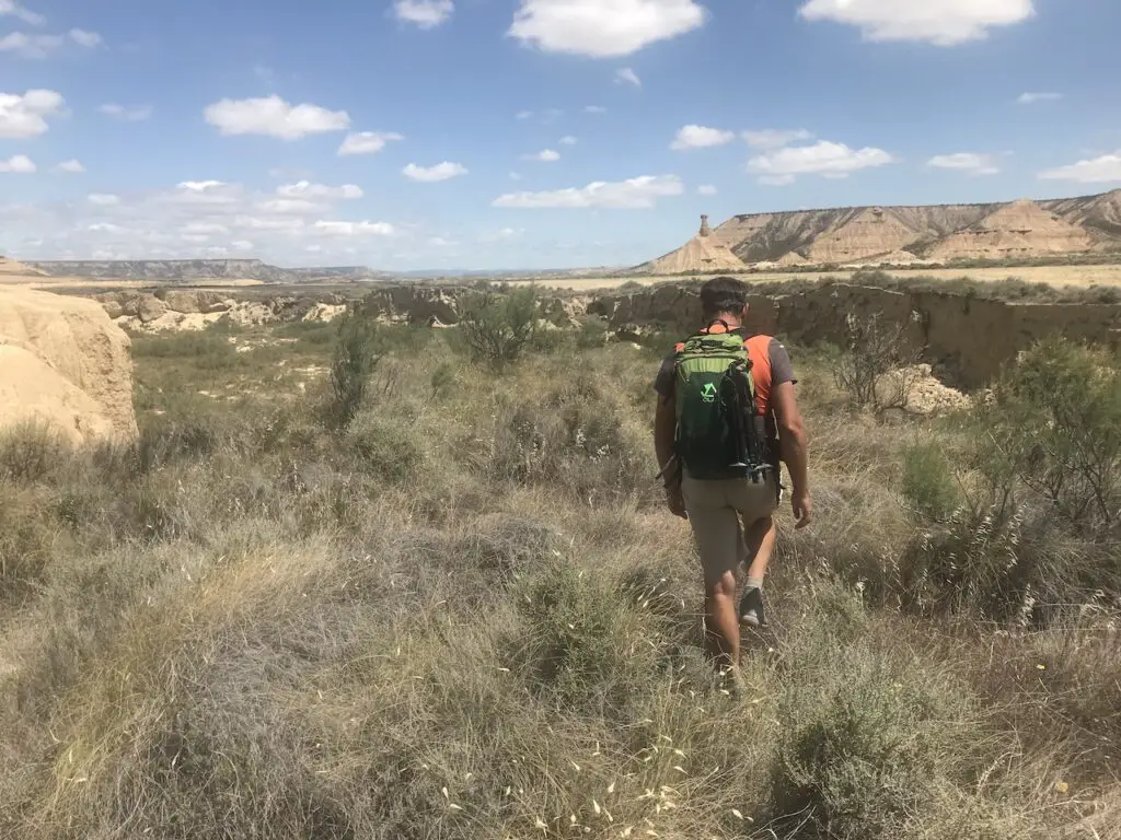 randonnée au pied de la Catsil de Tierra dans les bardenas de reales en Espagne