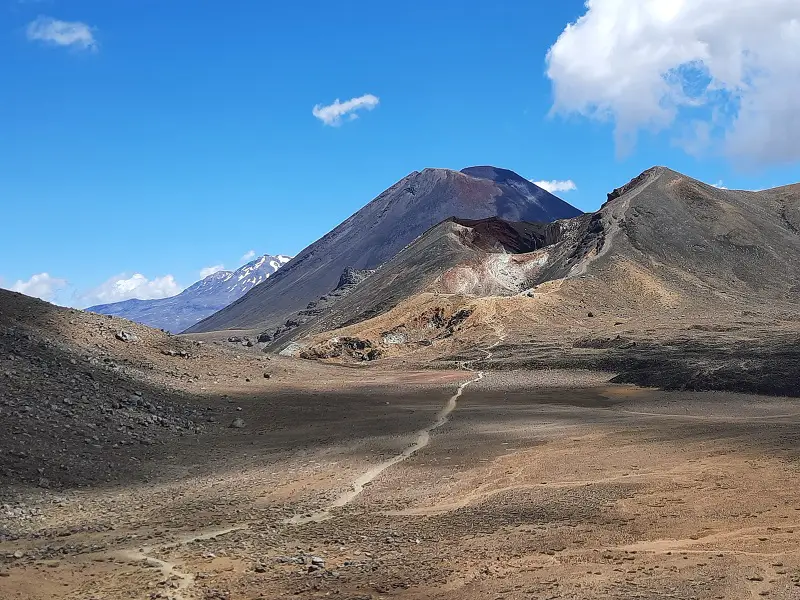 Randonner au pied du volcan du Seigneur des Anneaux dans le parc national de Tongariro