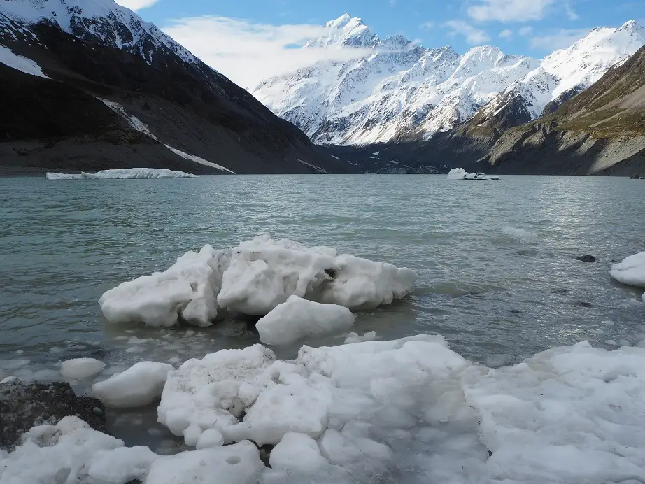 Se baigner dans les icebergs du Hooker glacier du Mont Cook