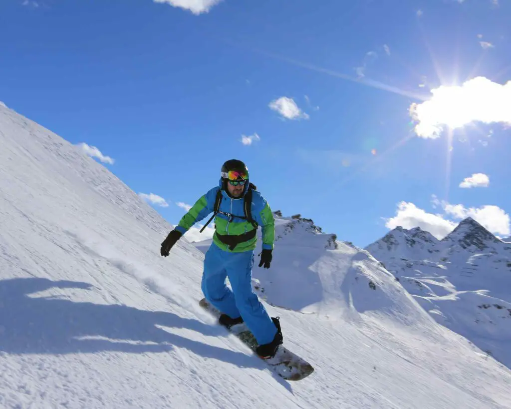 Snow sous le soleil de la montagne