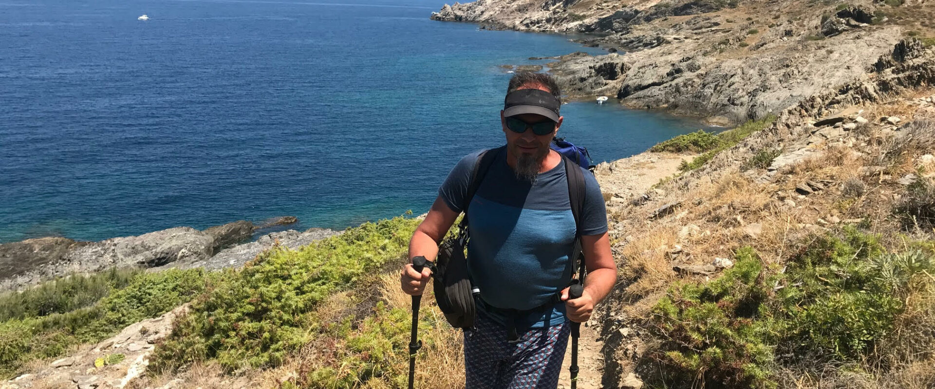 Test du t-shirt Devold of Norway et sacoche Osprey sur les sentiers de rando de collioure à Cadaquès