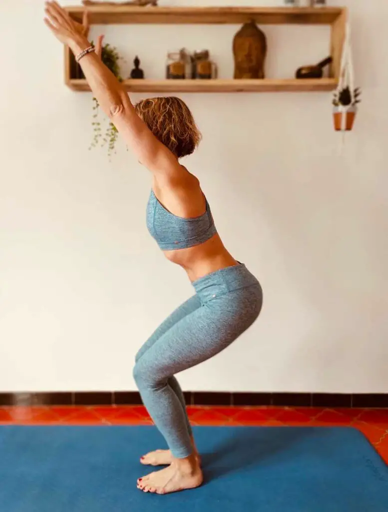 Uttkatasana posture pour randonneurs