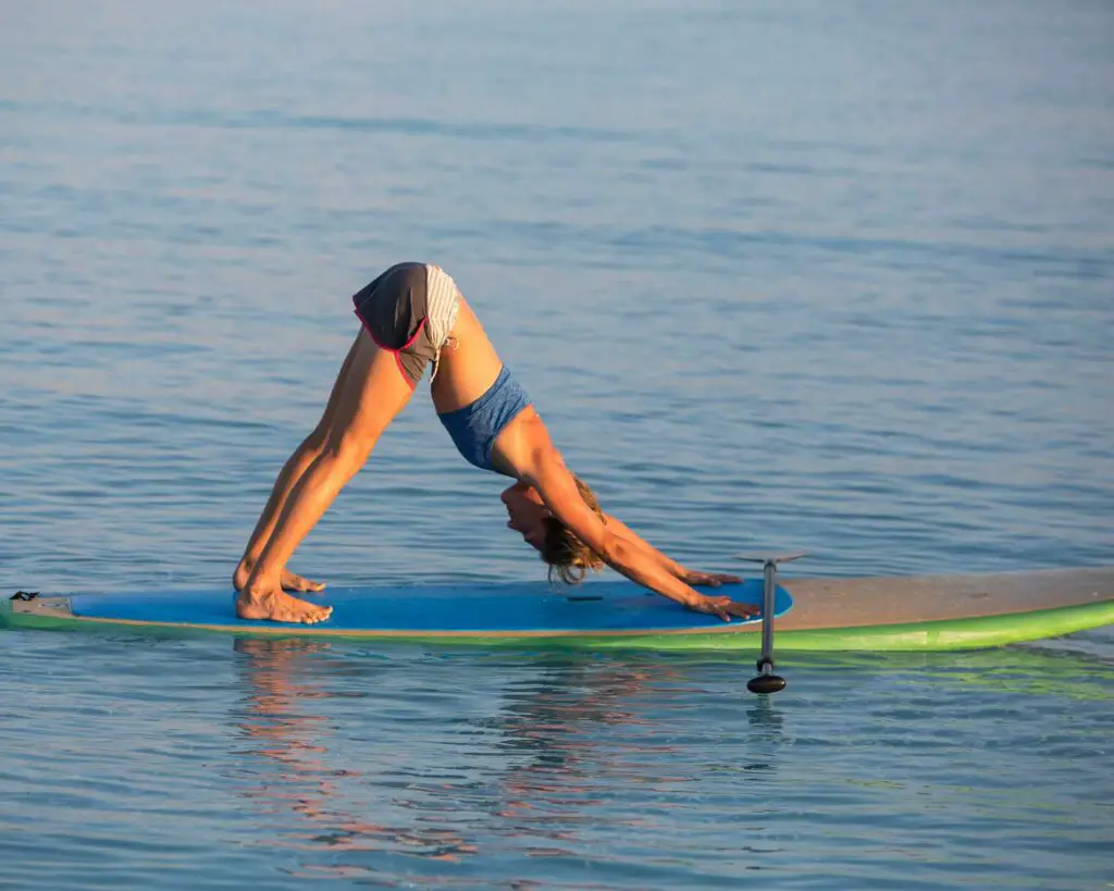 Yoga sur l'eau et la posture du chien tête en bas