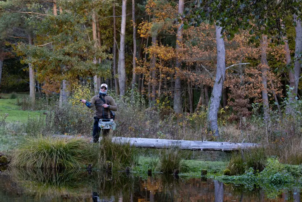 Anthony THOMAS en action de pêche à l'éphémère de Bourgogne