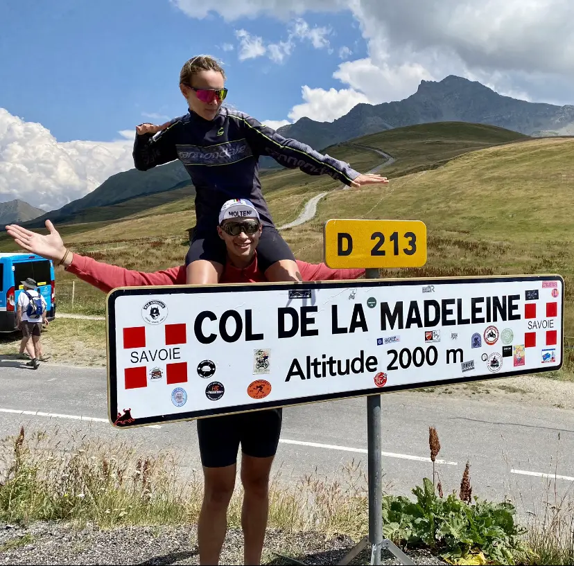 La team au sommet du col de la madeleine 