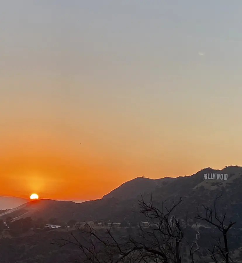 Coucher de soleil sur le panneau Hollywood