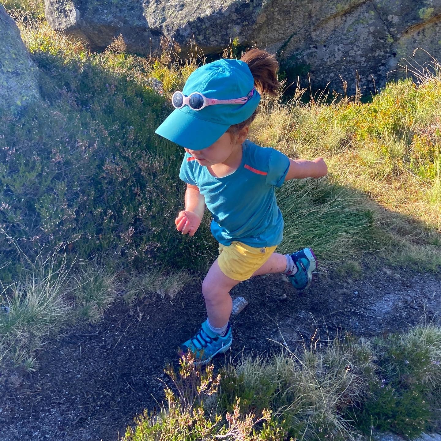 Enfant qui randonne dans les Pyrénées