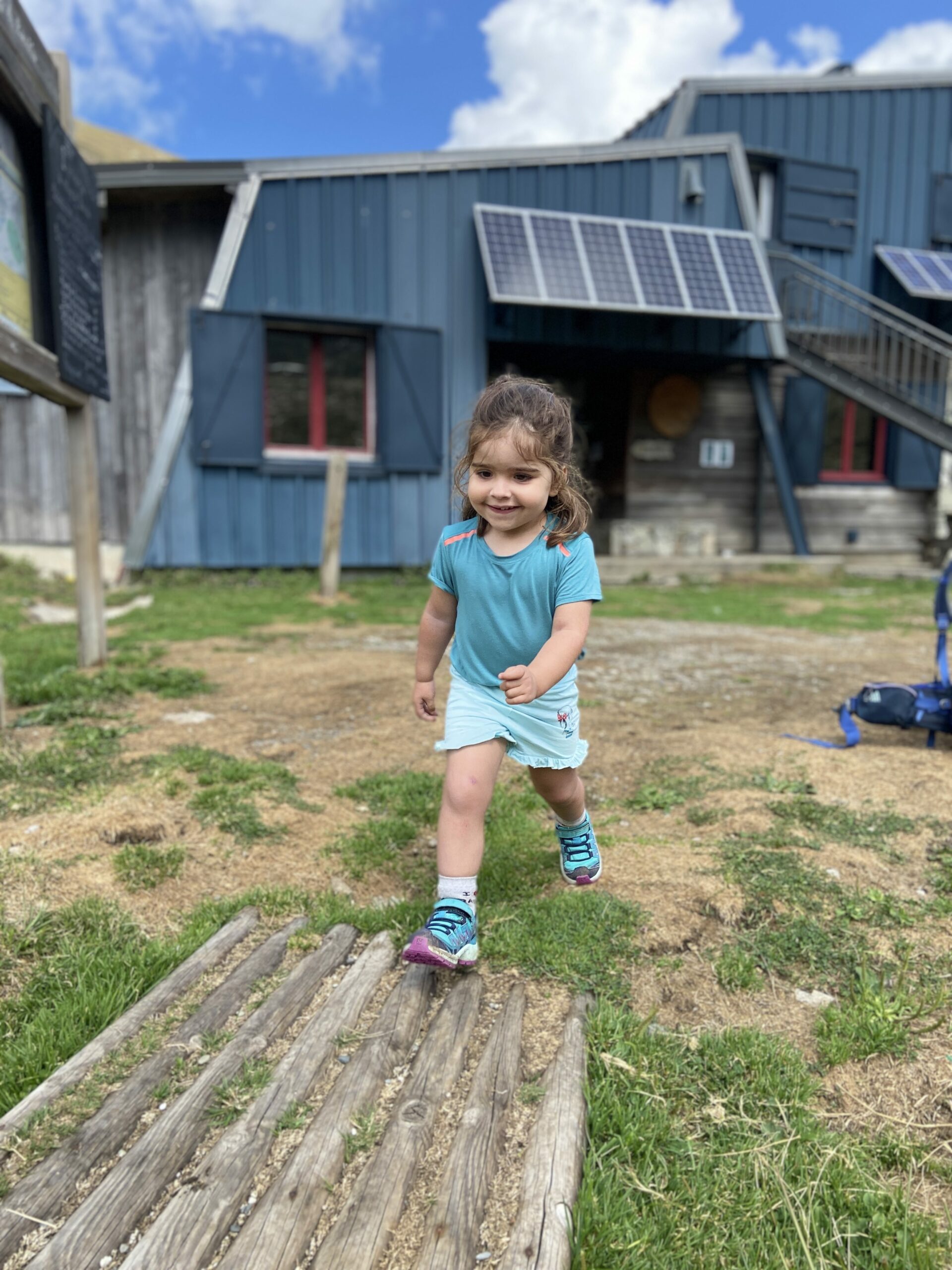 Enfant randonneur au refuge de Bassies