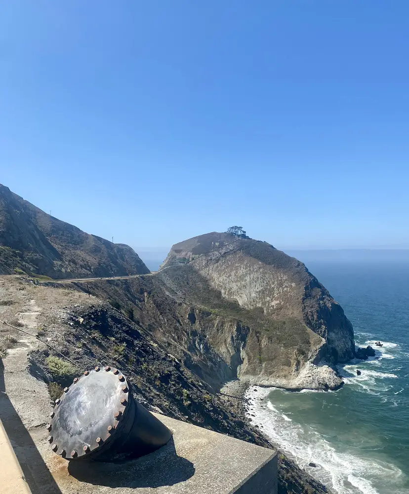 Les falaises ascarpées entre San Francisco et Santa Cruz