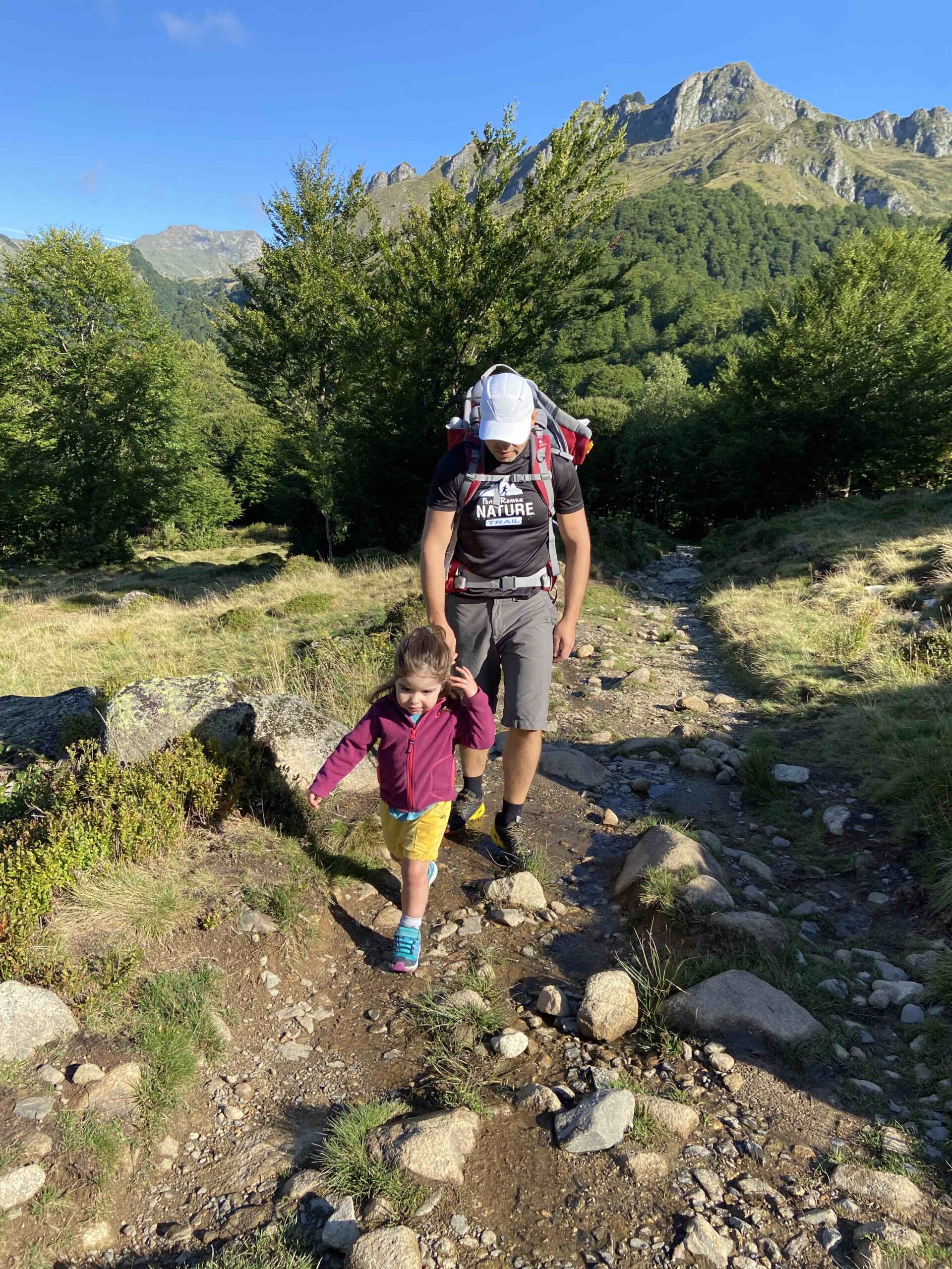 Famille randonnant jusqu'au refuge de Bassies