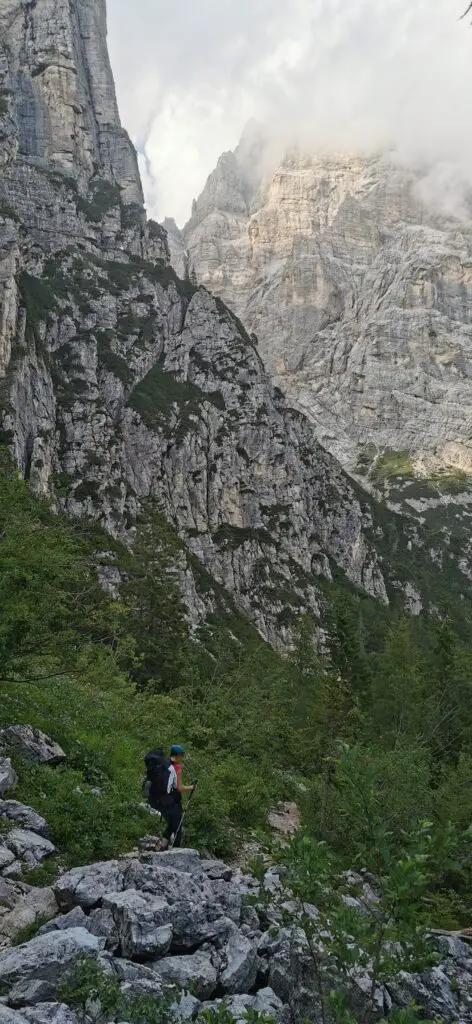 randonnée dans les dolomites vers le refuge bruto carestiato