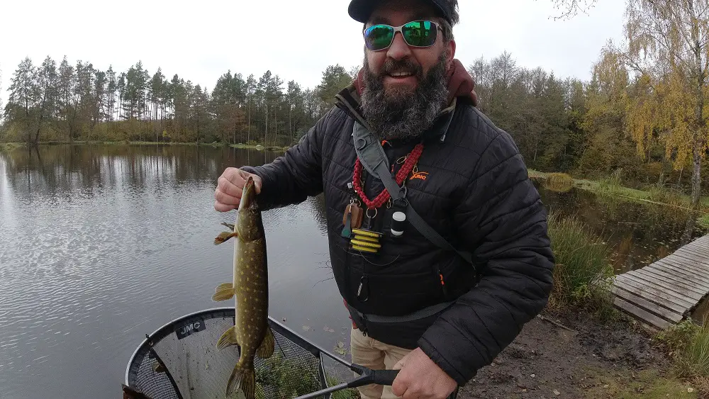 Jean Baptiste FAUR avec un brochet pêché au domaine de l'éphémère de Bourgogne