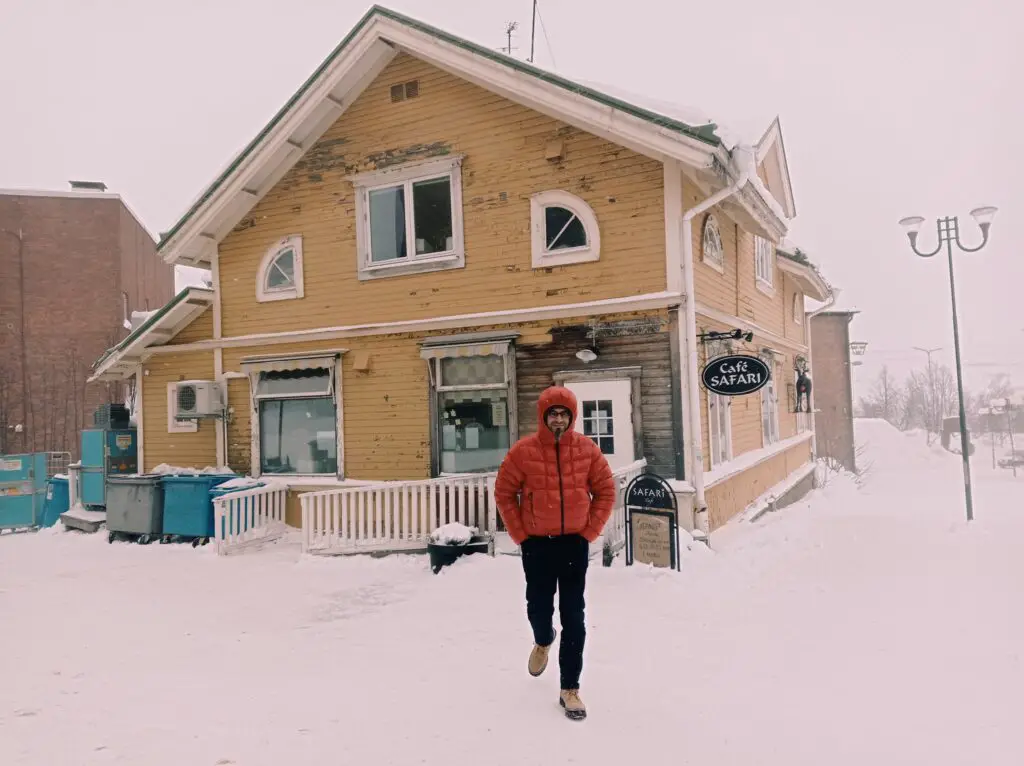 Marche sur la neige avec le modele Caribou de Sorel en Suède à Kiruna