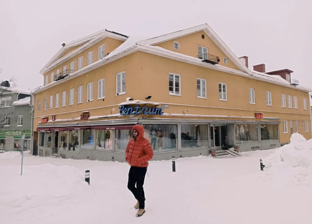 Marcher sur la neige avec des chaussures SOREL en Suède