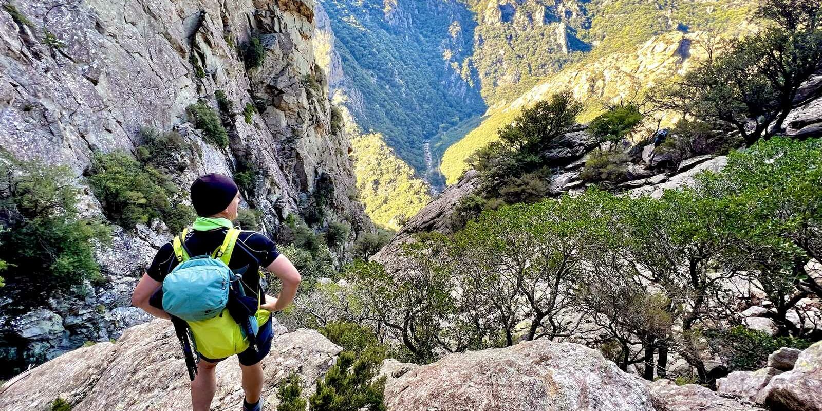 Rando sportive dans la piste des Charbonniers dans le Caroux avec le sac à dos Deuter Speed Lite 30