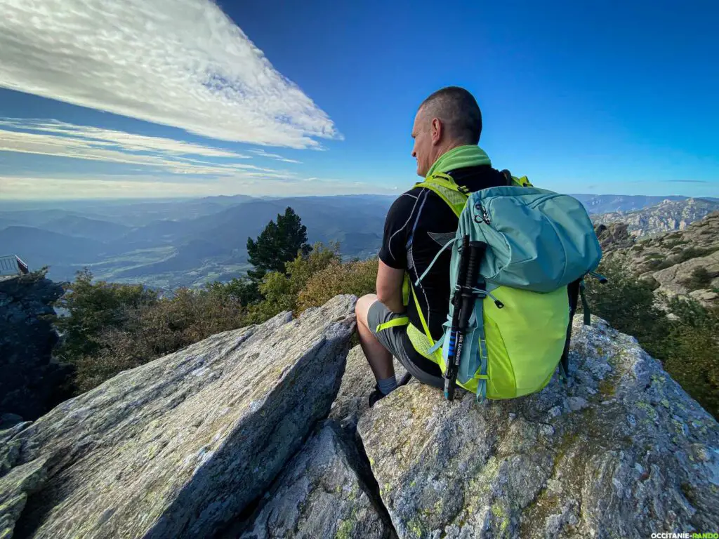 Pause sur le sommet du Caroux avec mon Deuter Speed Lite 30