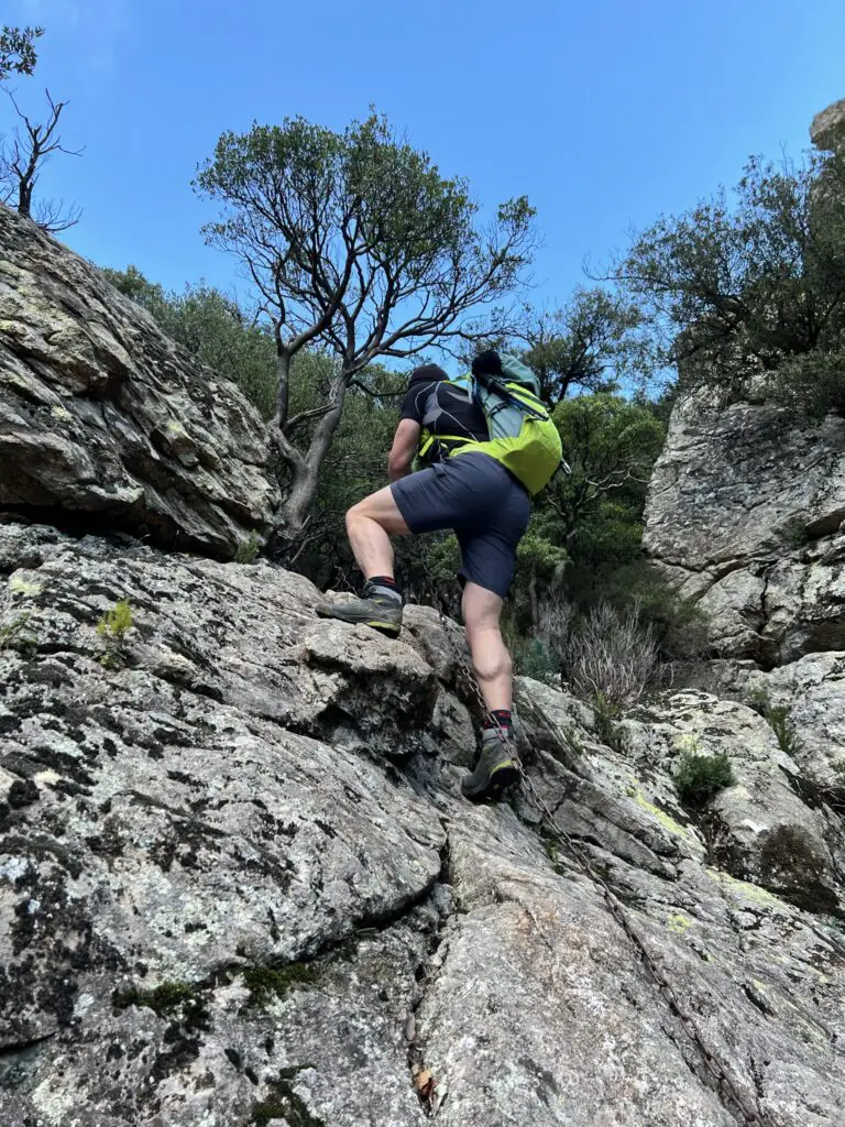 Ascension de la piste des Charbonniers dans le Caroux avec le sac à dos Deuter Speed Lite 30