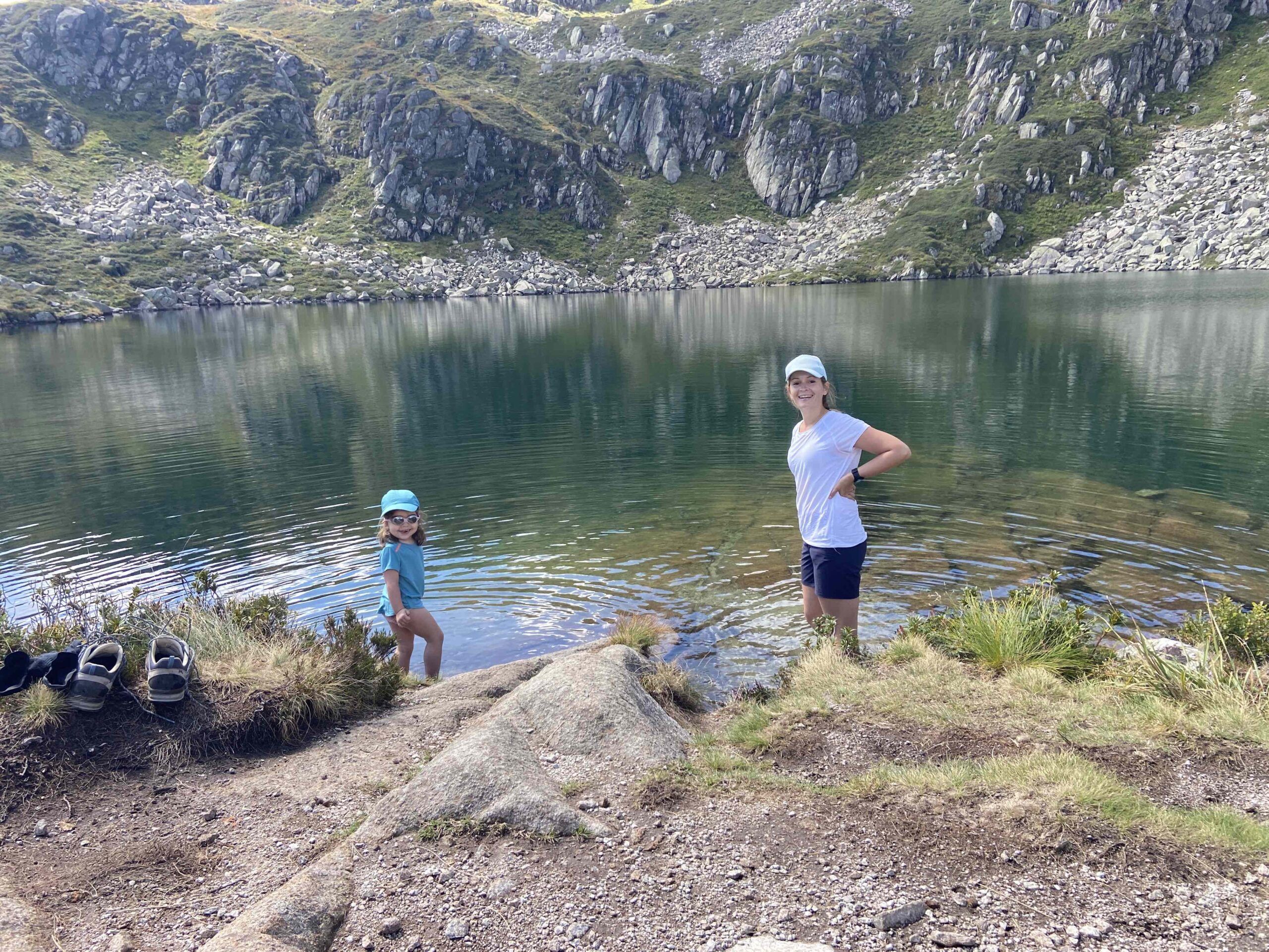Pause fraîcheur pendant la randonnée en famille dans les Pyrénées