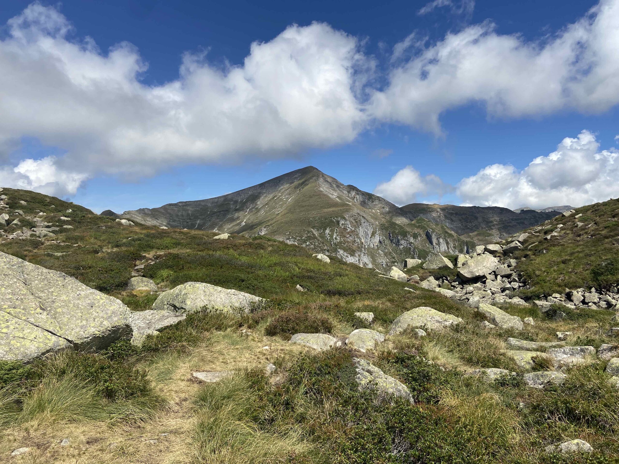 Paysage près des étangs de Bassies pendant la randonnée en famille dans les Pyrénées 