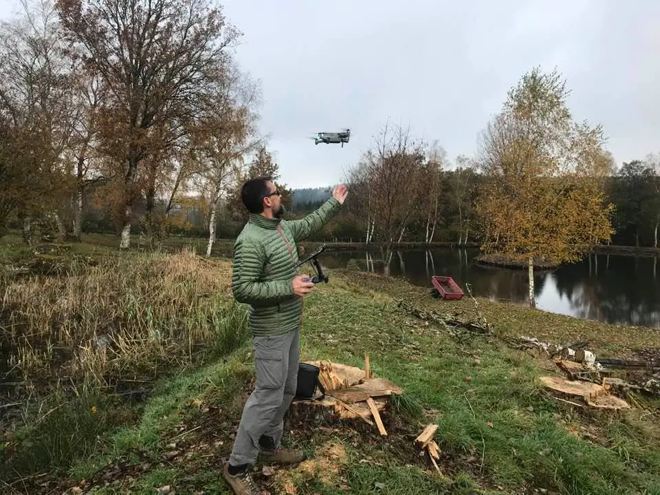 Pierre Monatte au commande de son drône pour de belles images