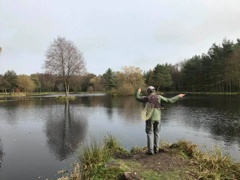 Pierre MONATTE en pleine action de lancer en pêche à la mouche