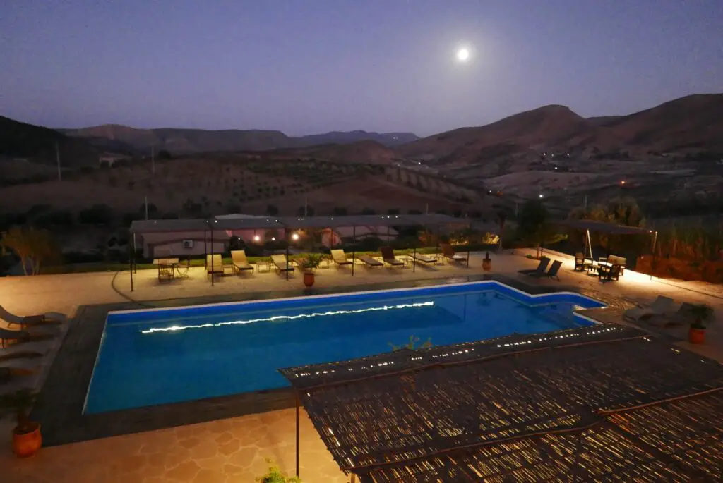 Piscine de l'hotel RaidOriental au Maroc avec la pleine lune