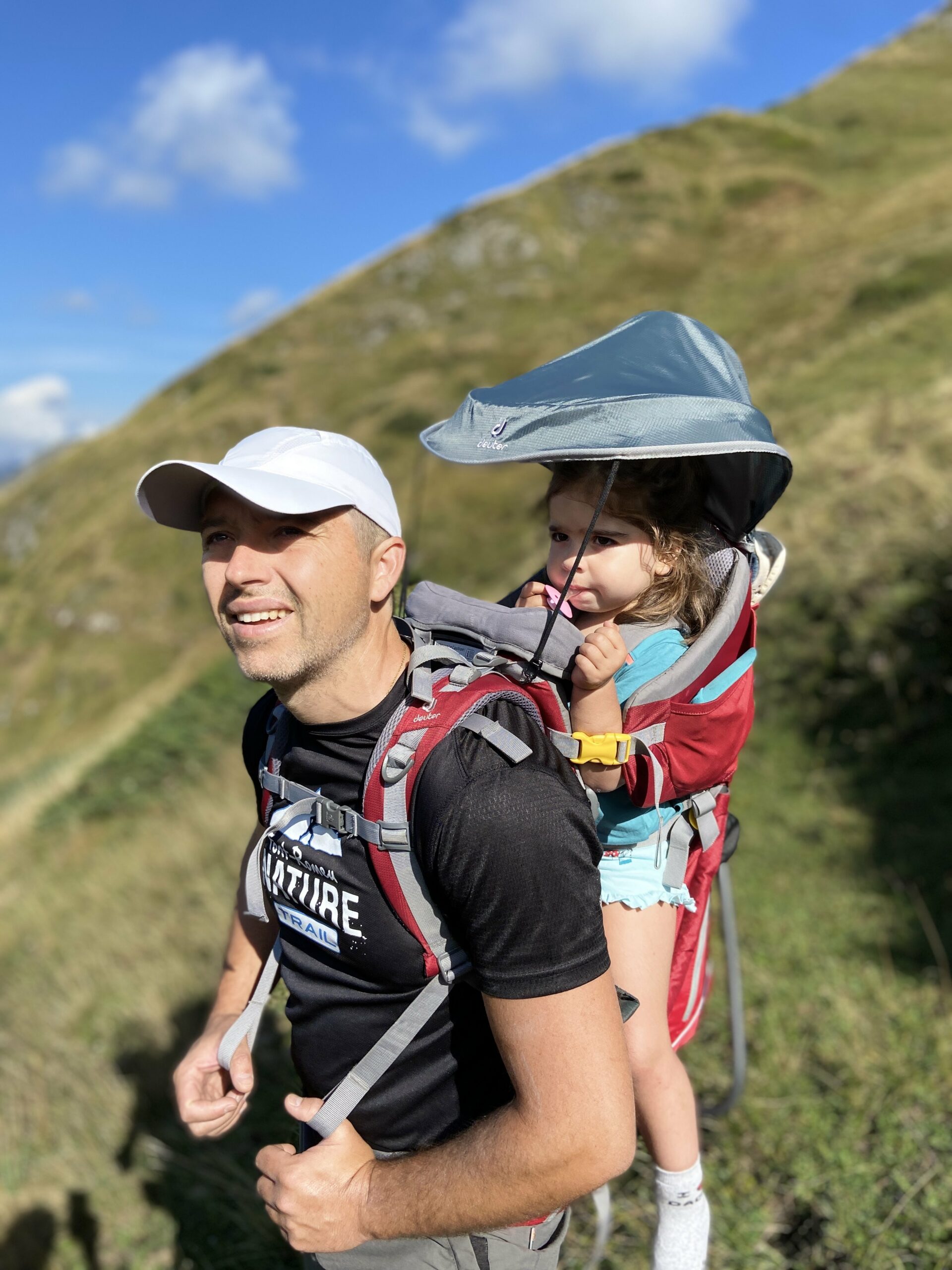 Portage d'enfant pendant la randonnée en famille