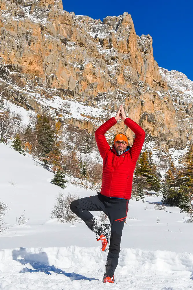 posture de la montagne avec la doudoune haglofs