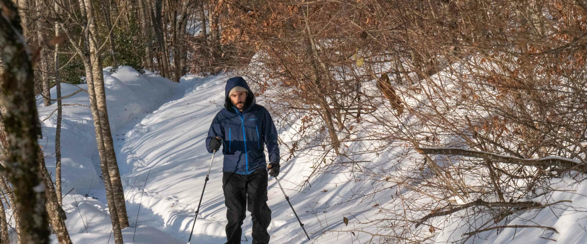 Randonnée en raquettes à neige avec la veste Norrona falketind