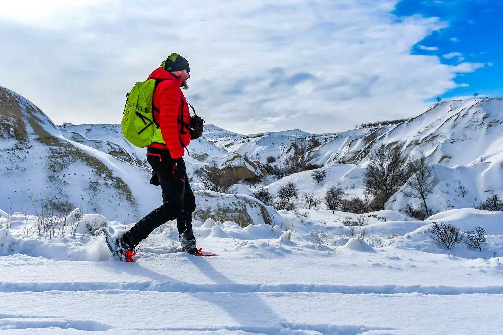 raquette à neige dans les cappadoces en Turquie pour tester la doudoune haglofs